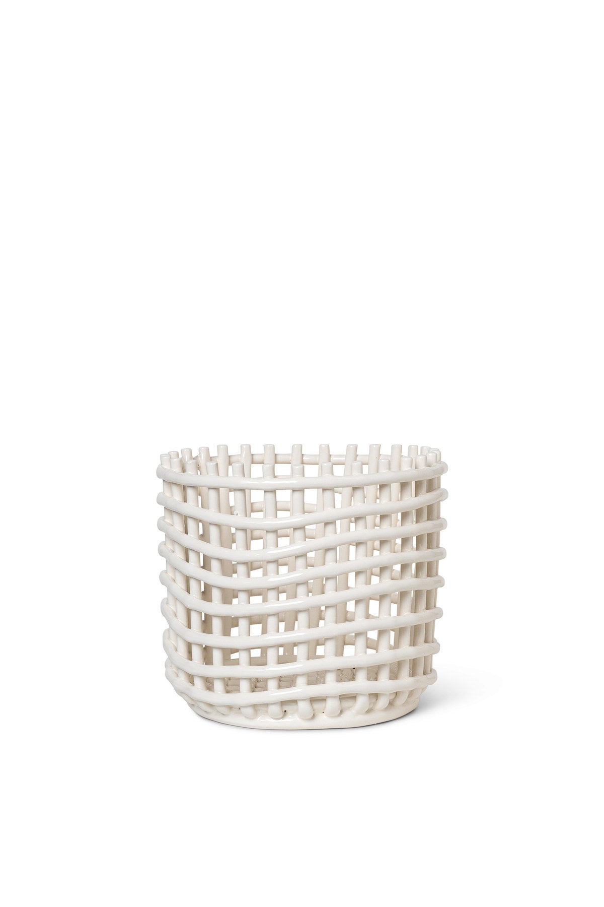 Keramikkorb von Ferm Living in Silber aus galvanisierter Keramik, handgeformt mit geflochtener Struktur, rund, Grösse D 16 x H 14.5 cm.