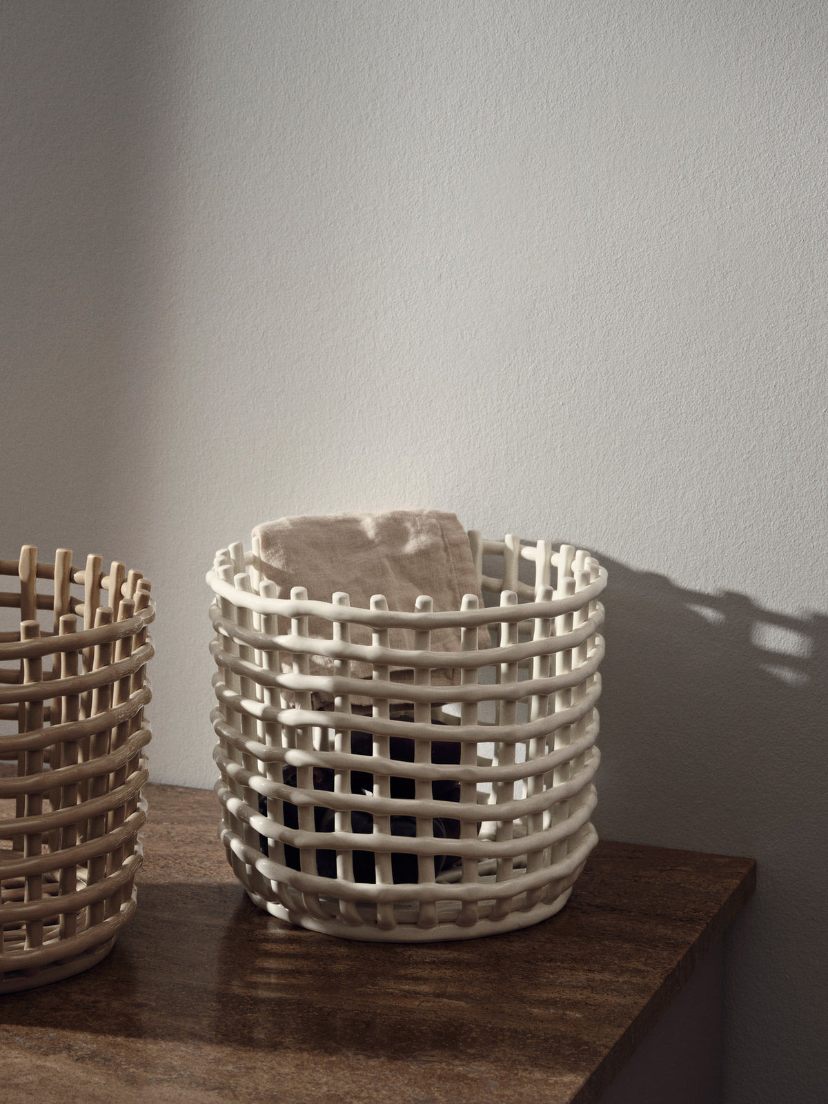 Keramikkorb von Ferm Living in Silber aus galvanisierter Keramik, handgeformt mit geflochtener Struktur, rund, Grösse D 16 x H 14.5 cm.