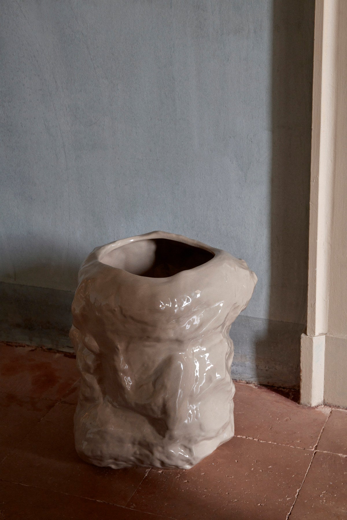 Tuck Vase in Kaschmir präsentiert im Onlineshop von KAQTU Design AG. Vase ist von Ferm Living