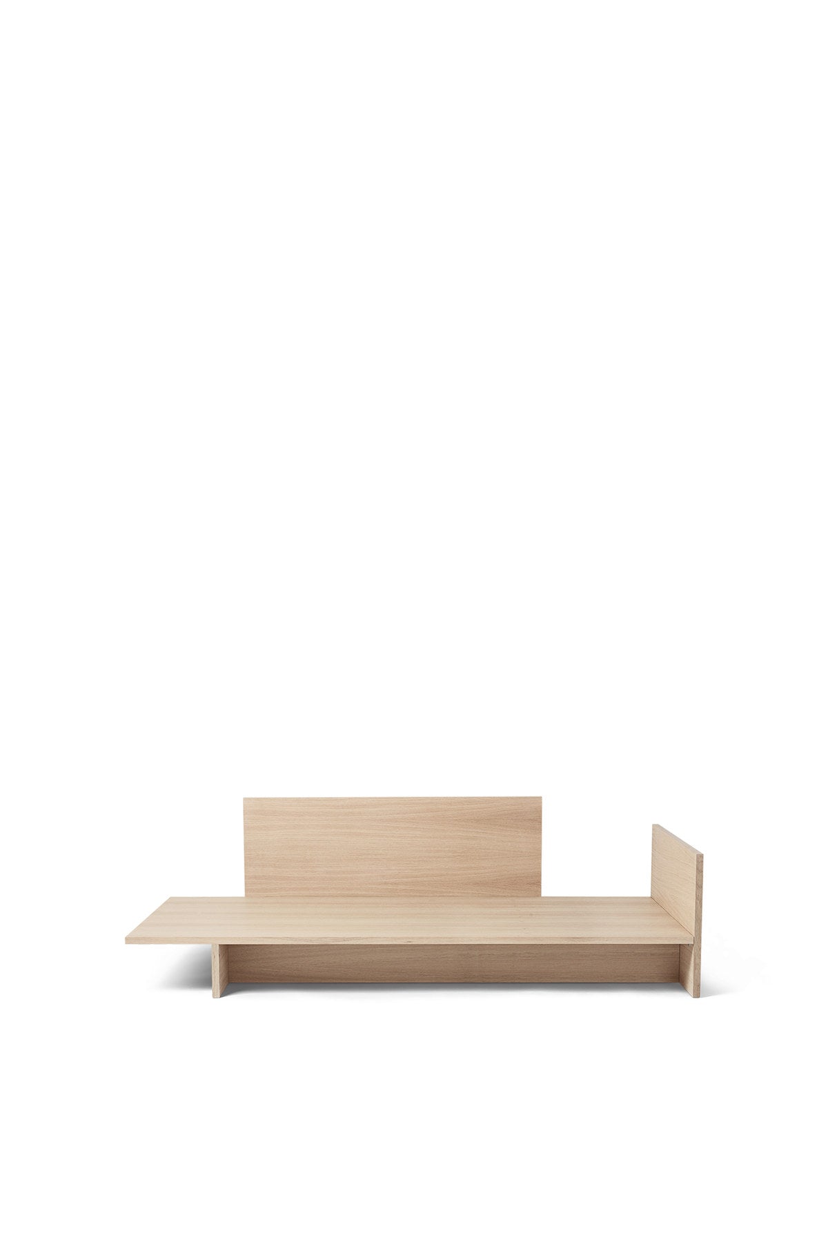 Kona Daybed von Ferm Living aus lackiertem Eichenfurnier in Hellbraun, mit niedrigem Kopfende und erhöhtem Rückteil, Masse 207x97x65 cm.