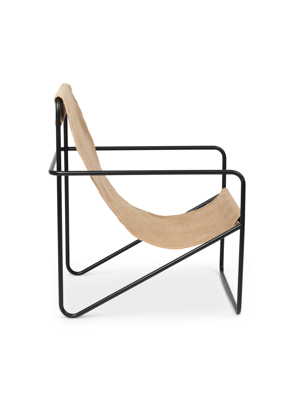 Desert Loungestuhl in Schwarz/Sand präsentiert im Onlineshop von KAQTU Design AG. Outdoor-Sessel mit Armlehnen ist von Ferm Living