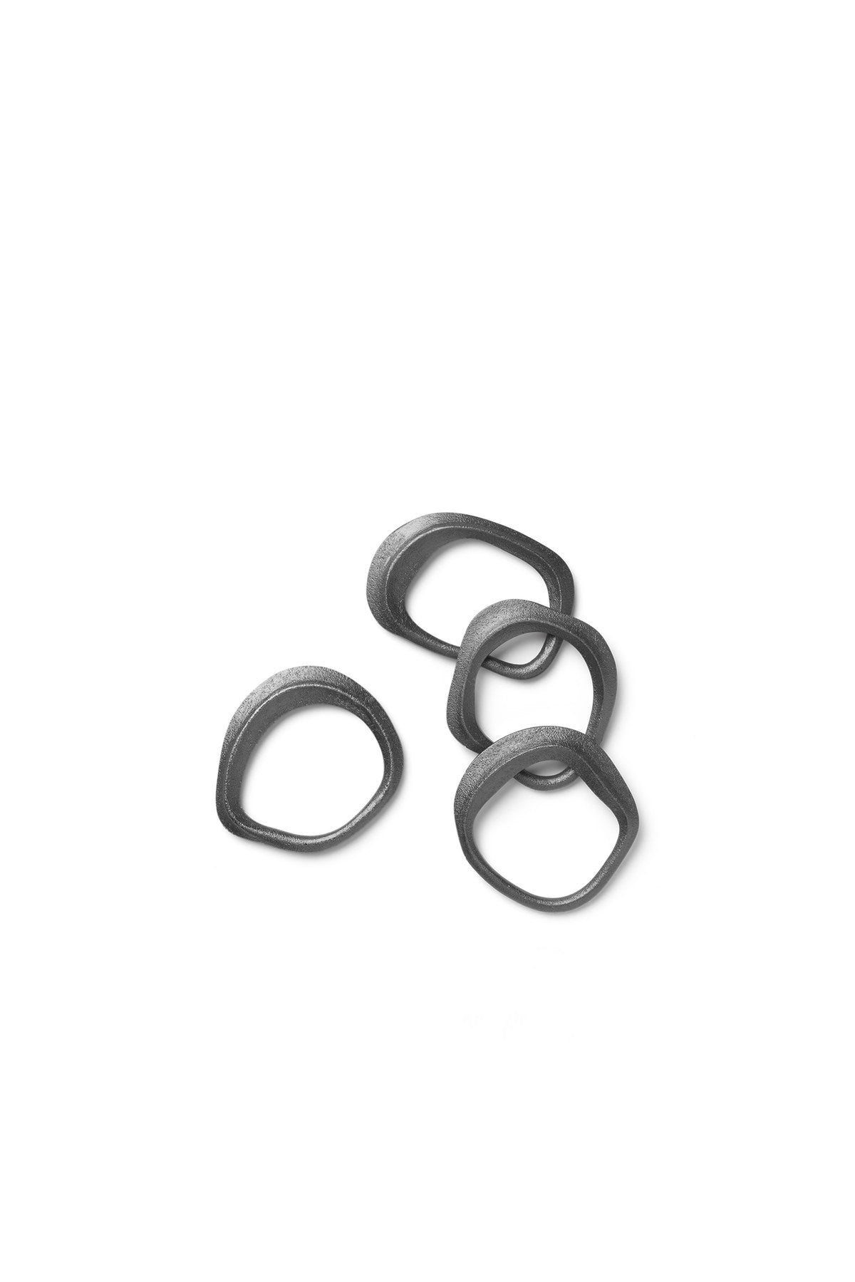 Flow Serviettenring - 4er Set in Schwarz präsentiert im Onlineshop von KAQTU Design AG. Serviettenhalter ist von Ferm Living