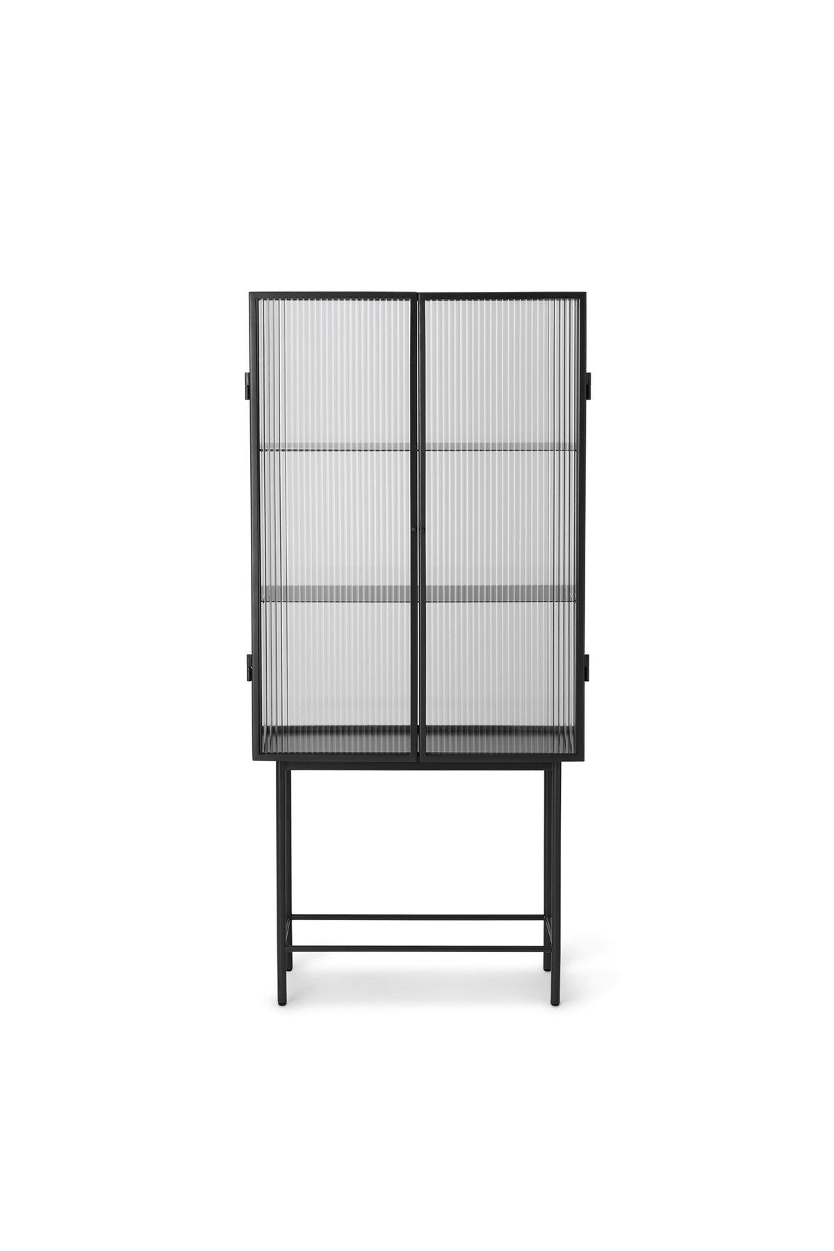 Haze Vitrine, Geriffeltes Glas in Schwarz präsentiert im Onlineshop von KAQTU Design AG. Vitrine ist von Ferm Living
