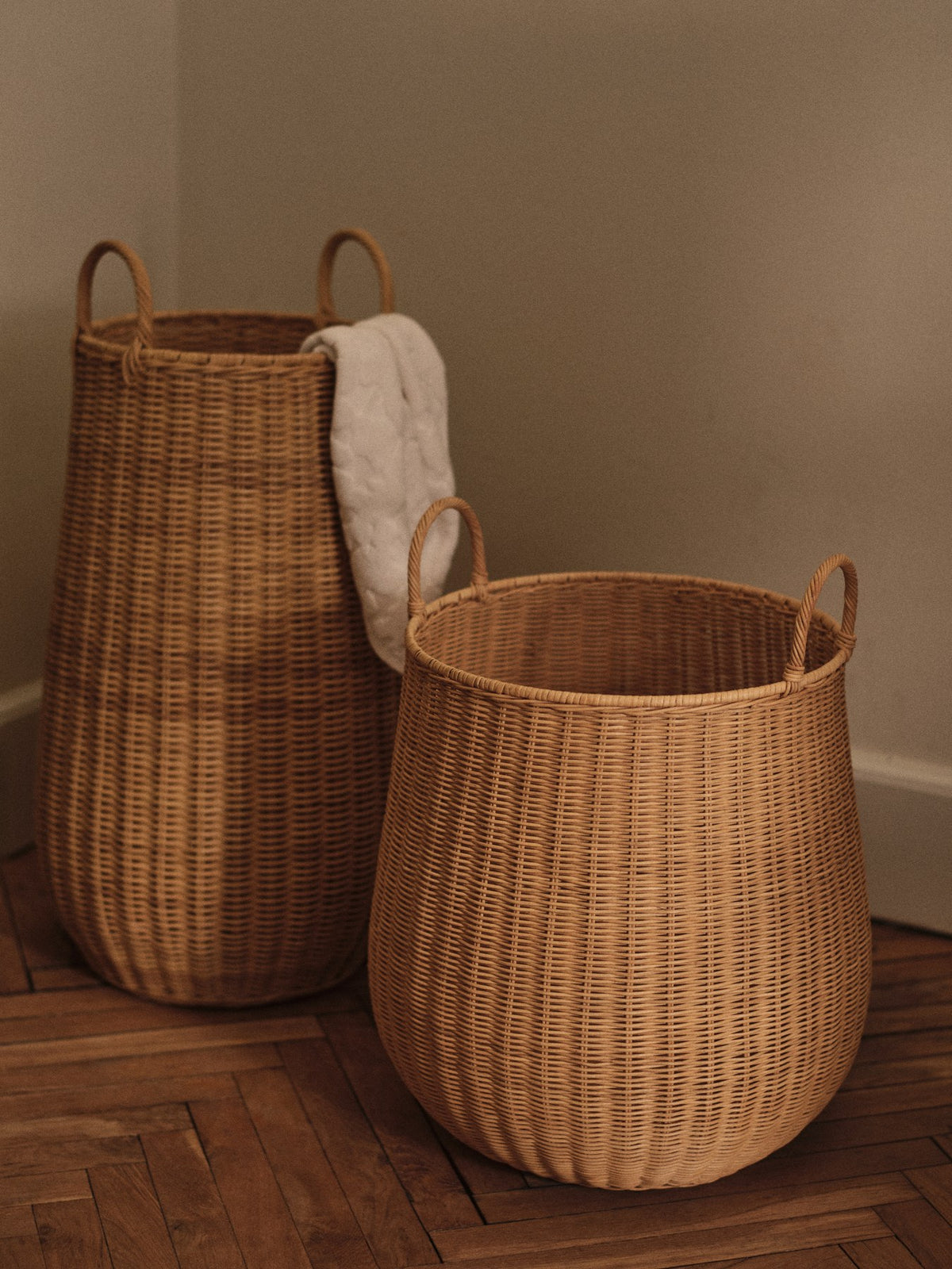 Geflochtener Wäschekorb in Braun präsentiert im Onlineshop von KAQTU Design AG. Wäschekorb ist von Ferm Living