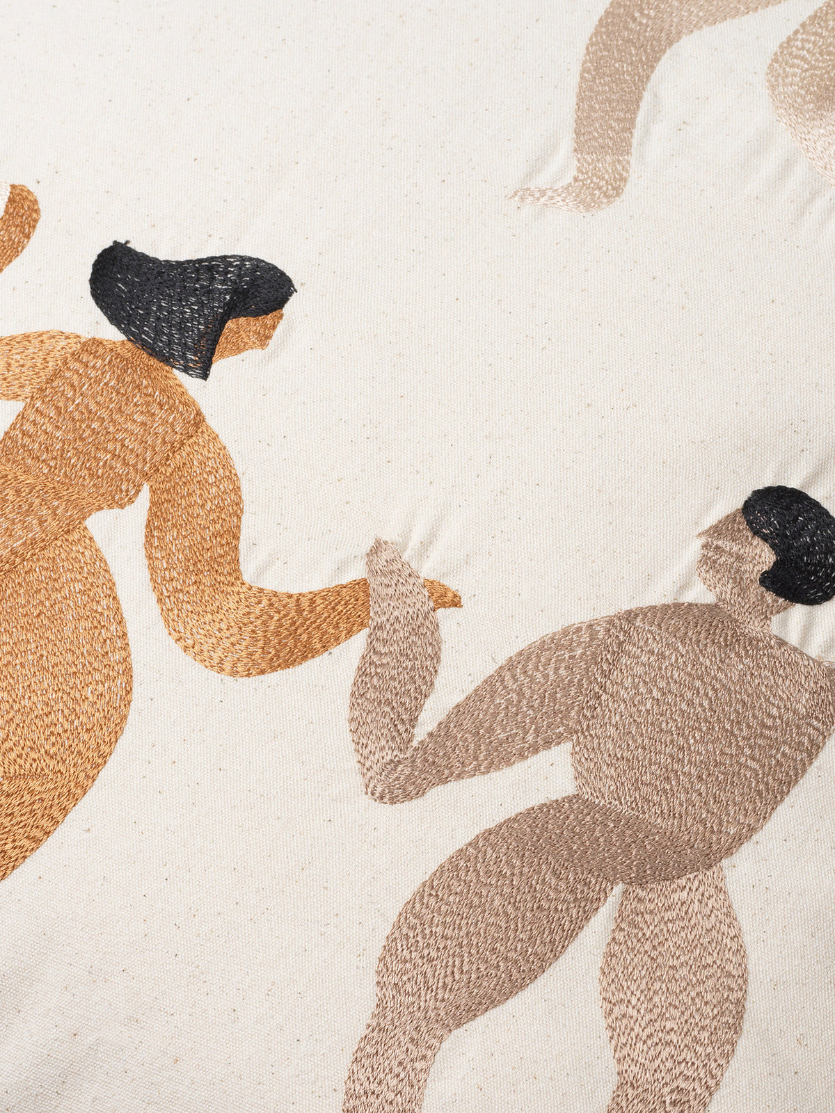Free Kissen in Hellbraun präsentiert im Onlineshop von KAQTU Design AG. Deko Kissen ist von Ferm Living
