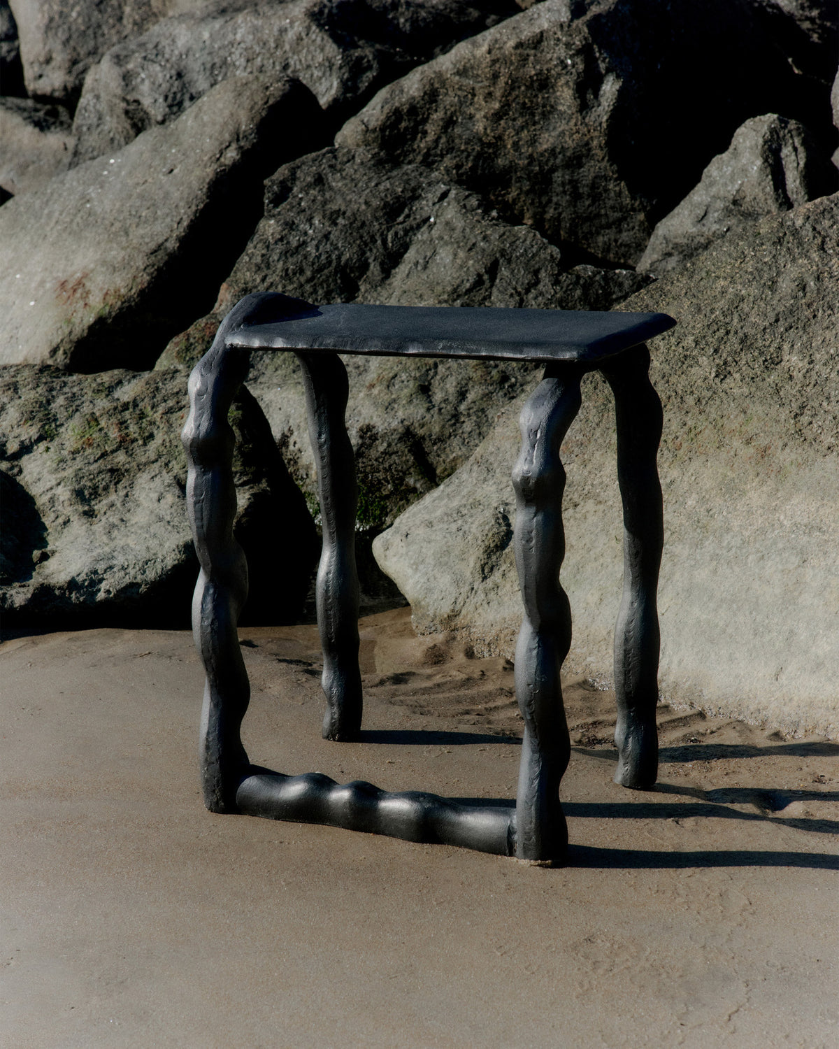 Rotben Skulptur in Schwarz präsentiert im Onlineshop von KAQTU Design AG. Kunstgegenstände ist von Ferm Living