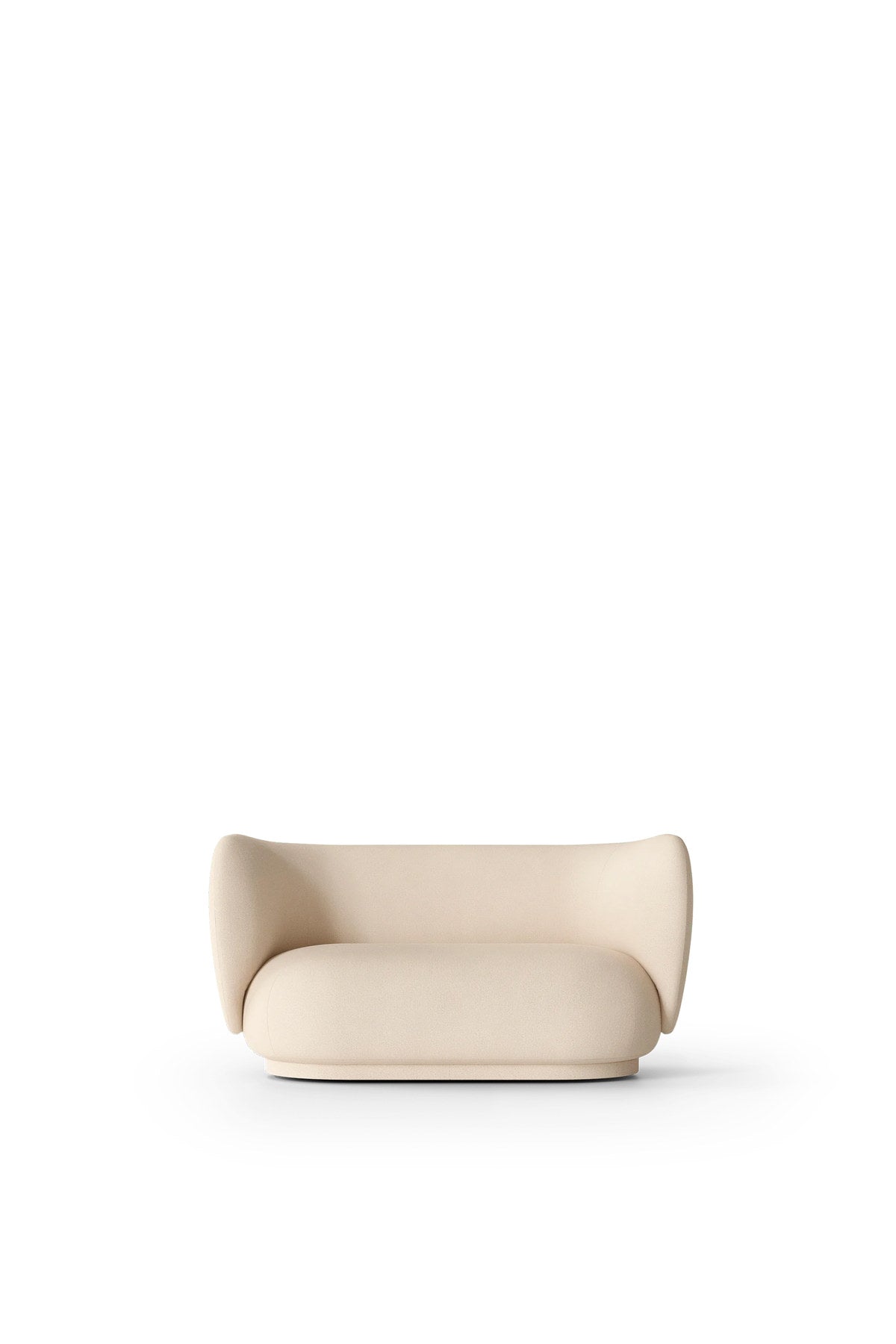 Rico 2er Sofa von Ferm Living mit runder Form, weichen Konturen und Stoffbezug