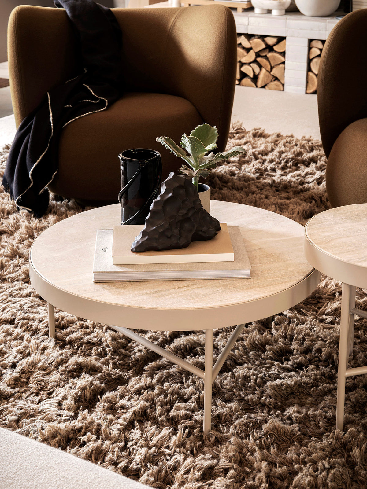 Travertine Beistelltisch in Beige präsentiert im Onlineshop von KAQTU Design AG. Couchtisch ist von Ferm Living