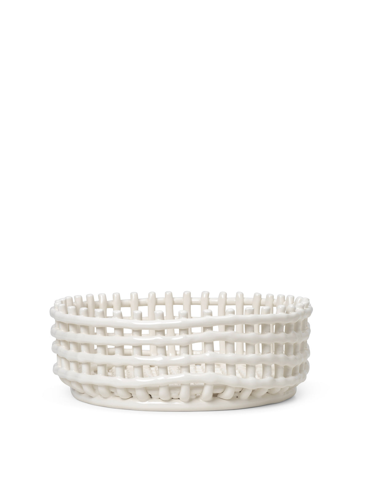 Braided geflechteter Korb flach in Cremeweiss präsentiert im Onlineshop von KAQTU Design AG. Aufbewährungskörbe ist von Ferm Living