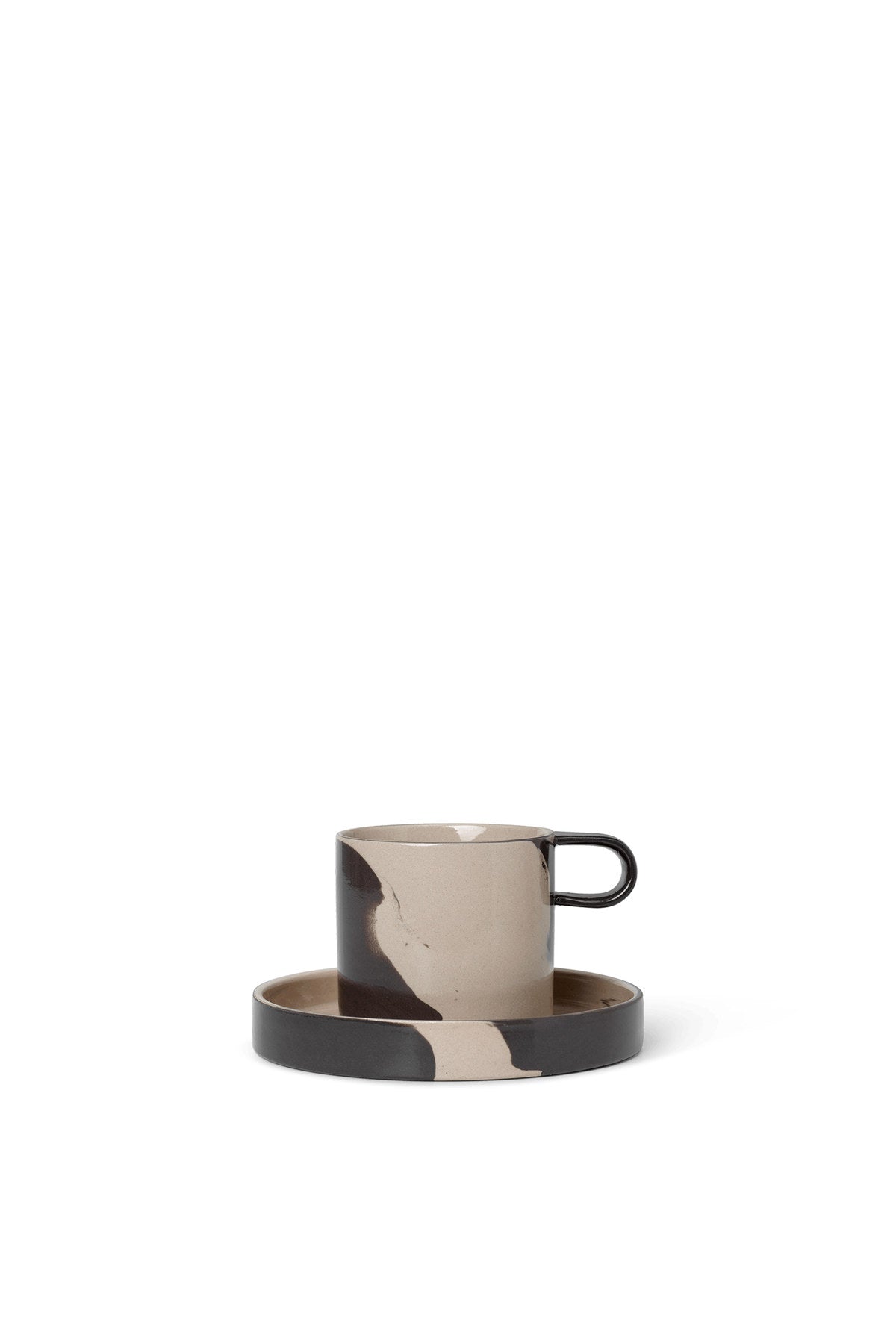 Inlay Tasse mit Untertasse in Sand / Dunkelbraun präsentiert im Onlineshop von KAQTU Design AG. Kaffeetassen ist von Ferm Living