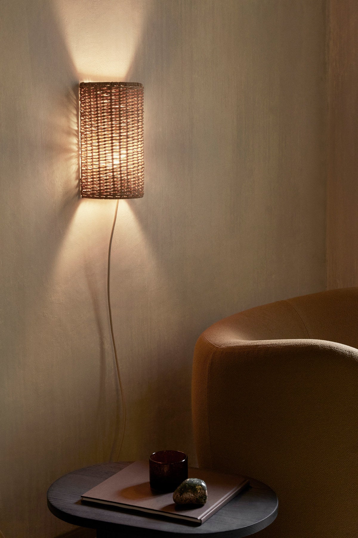 Dou Wand Lampenschirm in Braun präsentiert im Onlineshop von KAQTU Design AG. Lampenschirm ist von Ferm Living