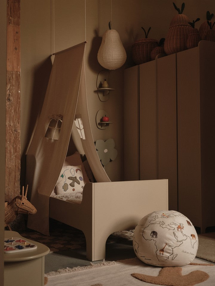 Sill Junior Bett von Ferm Living, stilvolles und funktionales Kinderbett, perfekt für kreative und einladende Schlafzimmergestaltung.