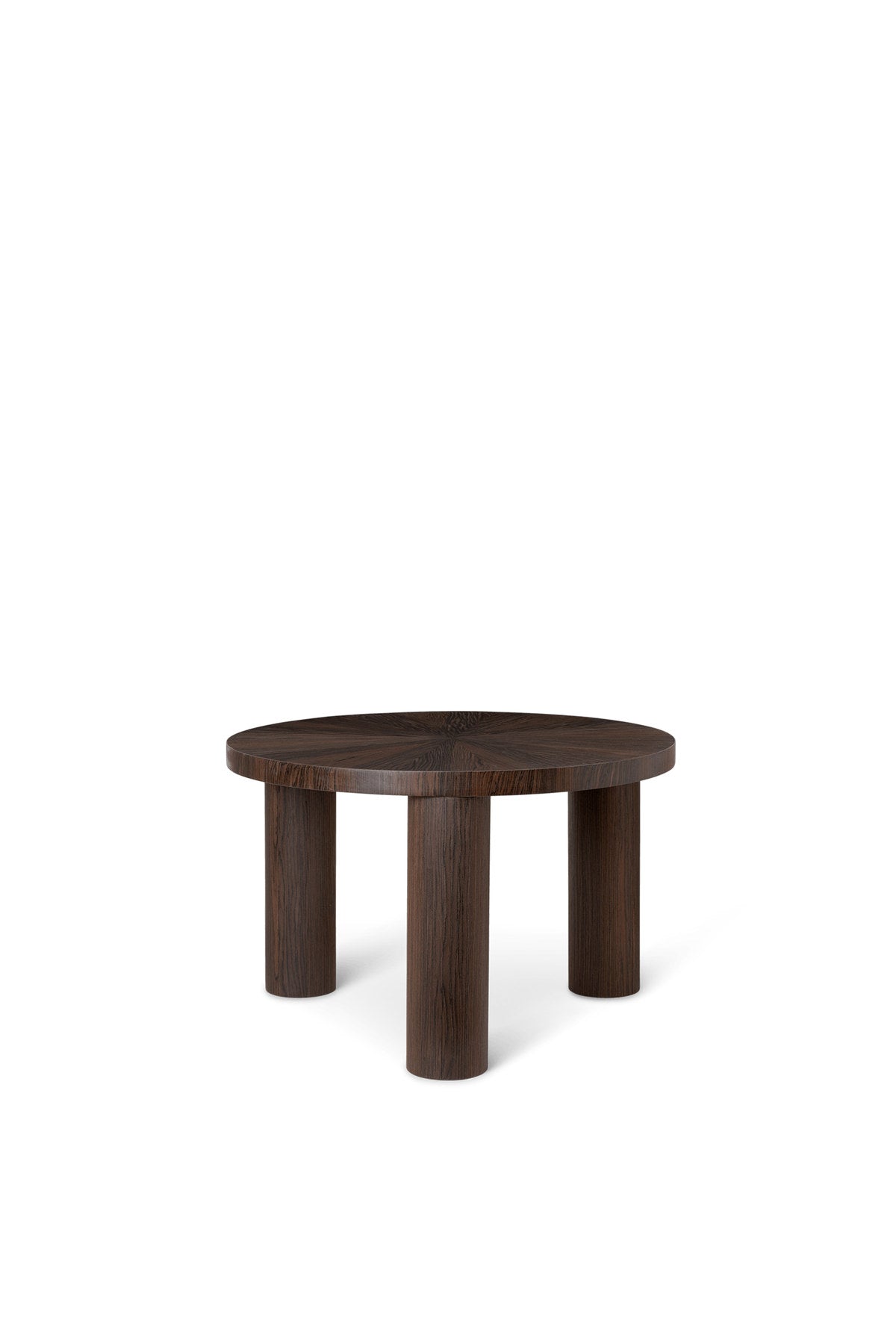 Post Cafétisch Klein von Ferm Living, runder Couchtisch aus dunkel gebeiztem Wurzelholzfurnier mit MDF-Kern, brutalistische Form.