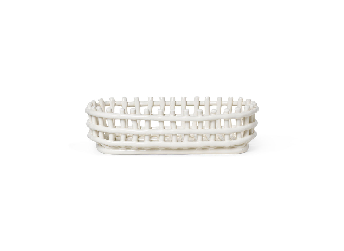 Keramik Korb Oval in Off-White präsentiert im Onlineshop von KAQTU Design AG. Aufbewährungskörbe ist von Ferm Living