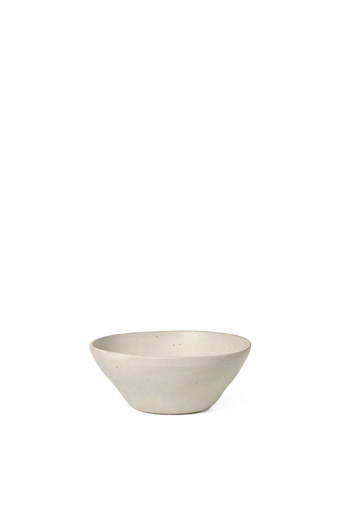 Flow Schale von Ferm Living aus glasiertem Porzellan in Off-White, runde Form mit matter Glasuroberfläche, erhältlich in mehreren Grössen und Farben.