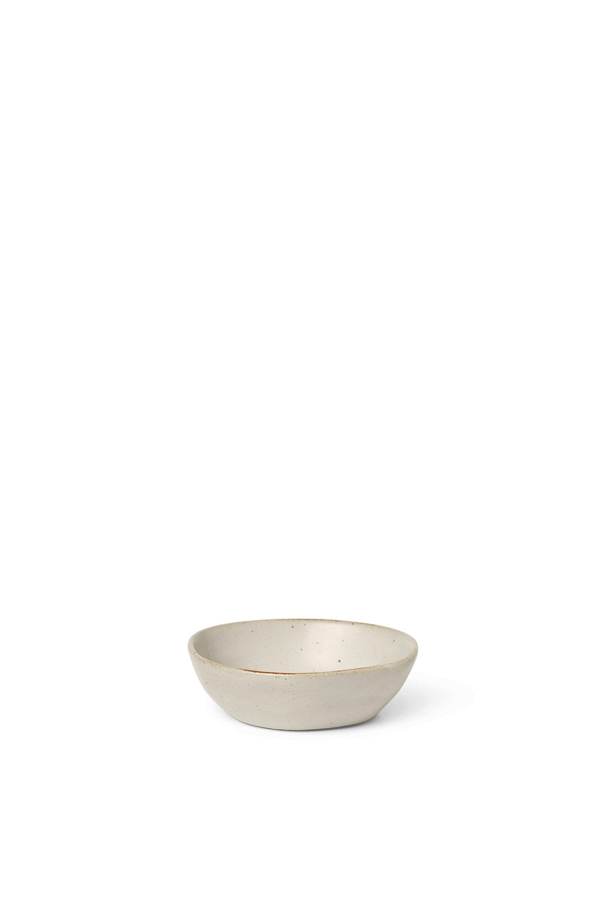 Flow Schale von Ferm Living aus glasiertem Porzellan in Off-White, runde Form mit matter Glasuroberfläche, erhältlich in mehreren Grössen und Farben.