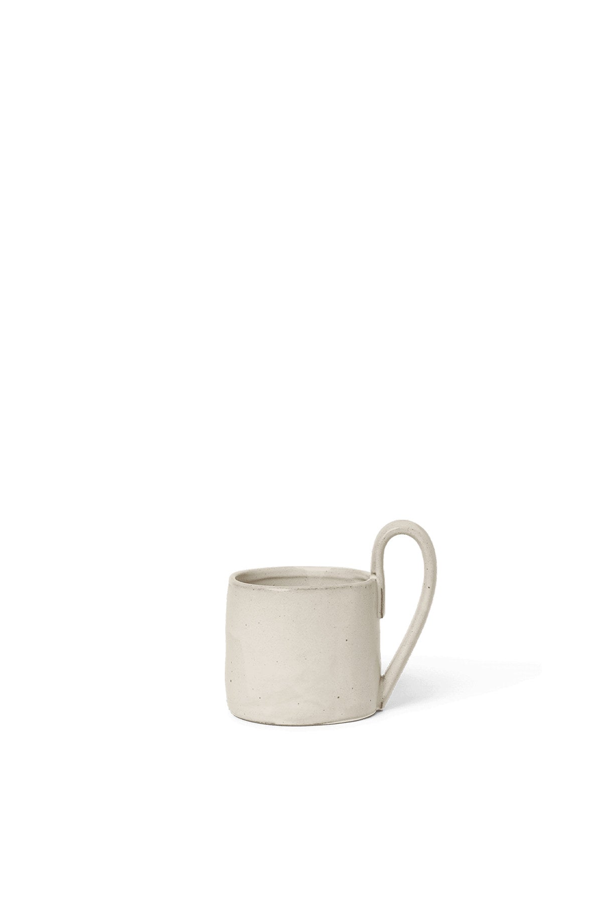 Flow Tasse in Off-White präsentiert im Onlineshop von KAQTU Design AG. Kaffeetassen ist von Ferm Living