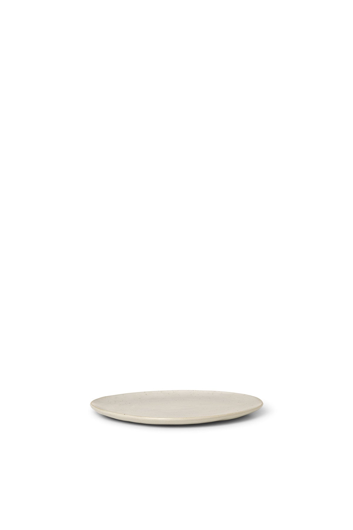 Flow Teller von Ferm Living in Off-White aus Porzellan, runde Form mit halbmatter Glasur, auf hellem Hintergrund fotografiert.