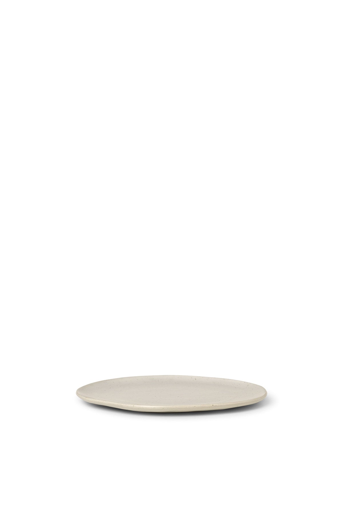 Flow Teller von Ferm Living in Off-White aus Porzellan, runde Form mit halbmatter Glasur, auf hellem Hintergrund fotografiert.