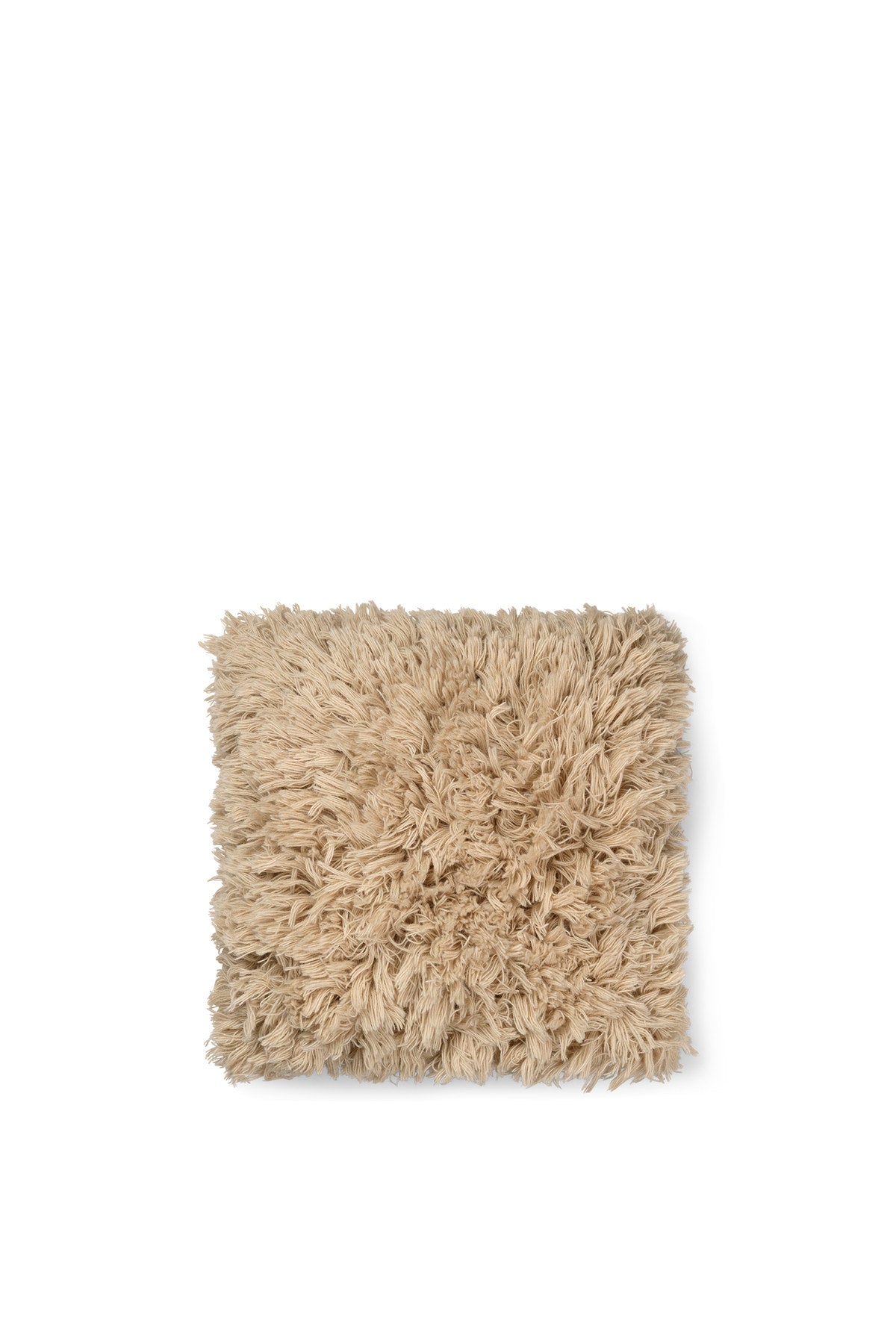Meadow Hochflor Kissen in Sand präsentiert im Onlineshop von KAQTU Design AG. Kissen ist von Ferm Living