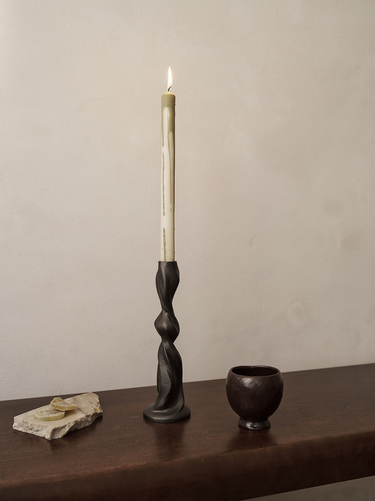 Dryp Kerzen 2er Set in Olivgrün präsentiert im Onlineshop von KAQTU Design AG. Kerzen ist von Ferm Living