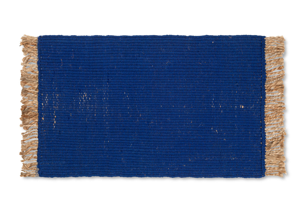 Block Matte in Blau / Natur präsentiert im Onlineshop von KAQTU Design AG. Badematte ist von Ferm Living