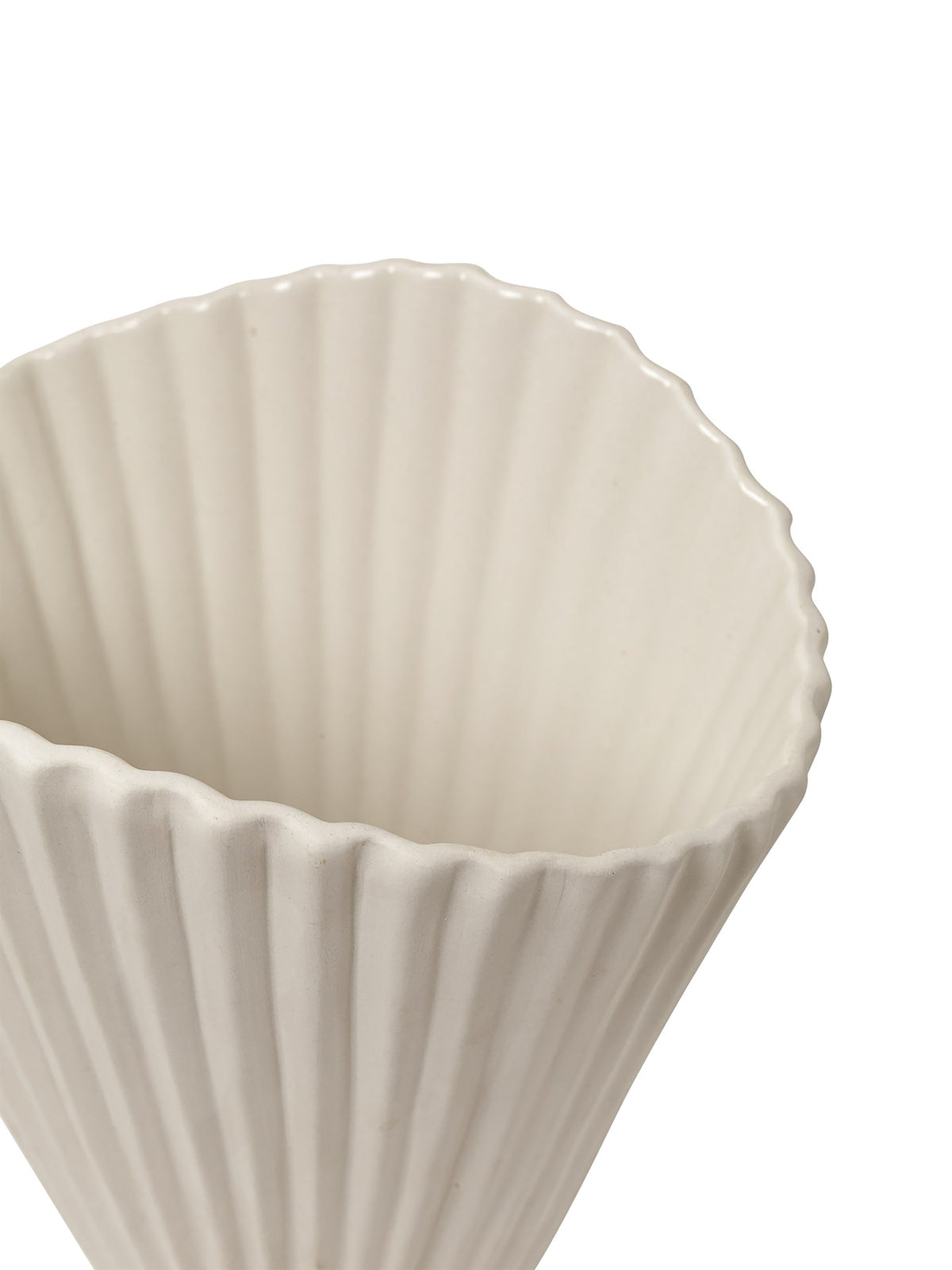 Fountain Vase von Ferm Living aus Steingut in Off-White, aussen matt und unglasiert, innen glasiert, mit gefältelter, geschwungener Form.