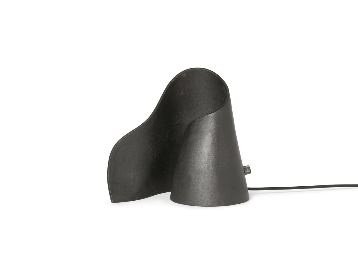 Oyster Tischleuchte in Schwarz präsentiert im Onlineshop von KAQTU Design AG. Tischleuchte ist von Ferm Living