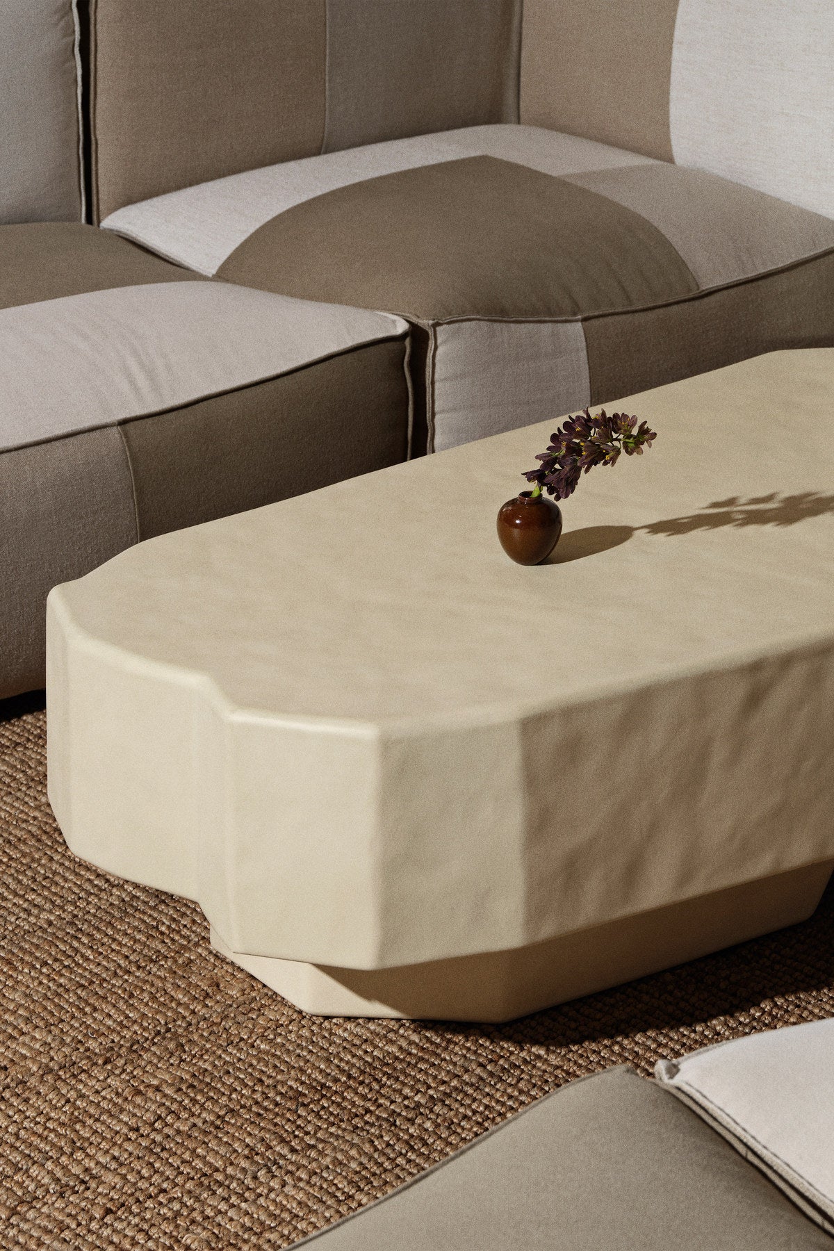 Kleine braune Porzellanvase Ary Mini-Vase von Ferm Living mit glasierter Oberfläche und runder, antik inspirierter Form, Durchmesser 6.5cm.