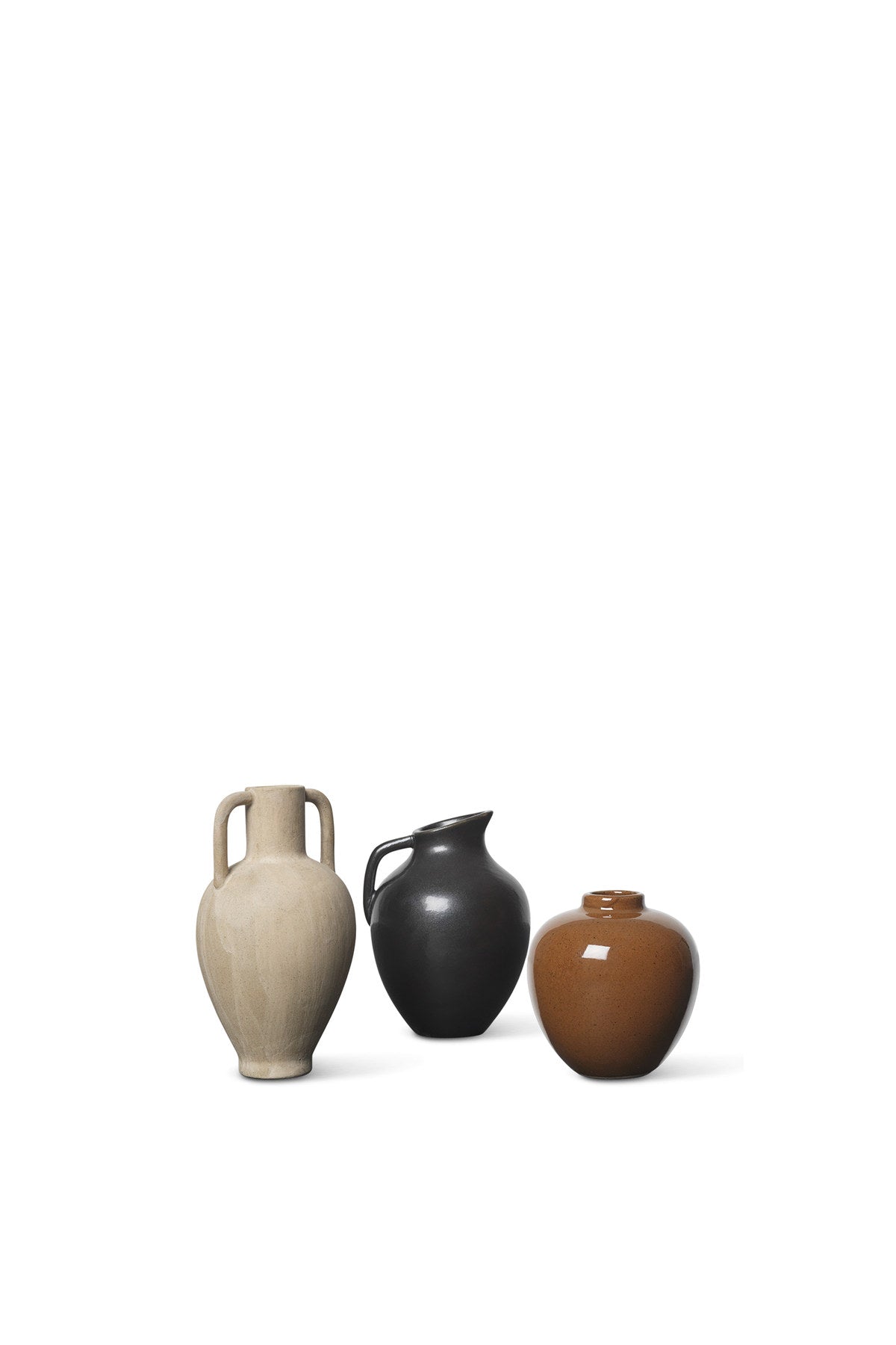 Kleine braune Porzellanvase Ary Mini-Vase von Ferm Living mit glasierter Oberfläche und runder, antik inspirierter Form, Durchmesser 6.5cm.