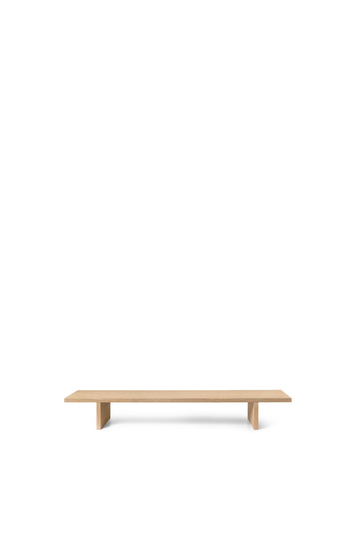 Grauer Kona Vitrinentisch von Ferm Living aus Kiefernfurnier mit MDP-Kern, rechteckige Form, klare Linien, als Beistelltisch für Deko und Bücher.