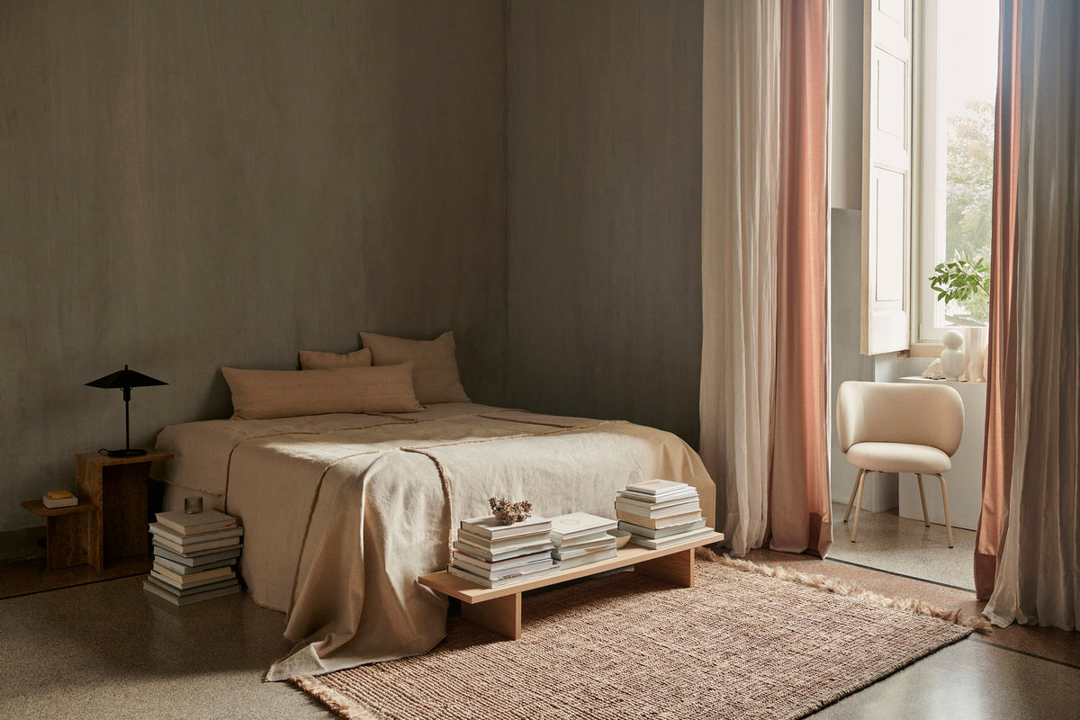 Grauer Kona Vitrinentisch von Ferm Living aus Kiefernfurnier mit MDP-Kern, rechteckige Form, klare Linien, als Beistelltisch für Deko und Bücher.