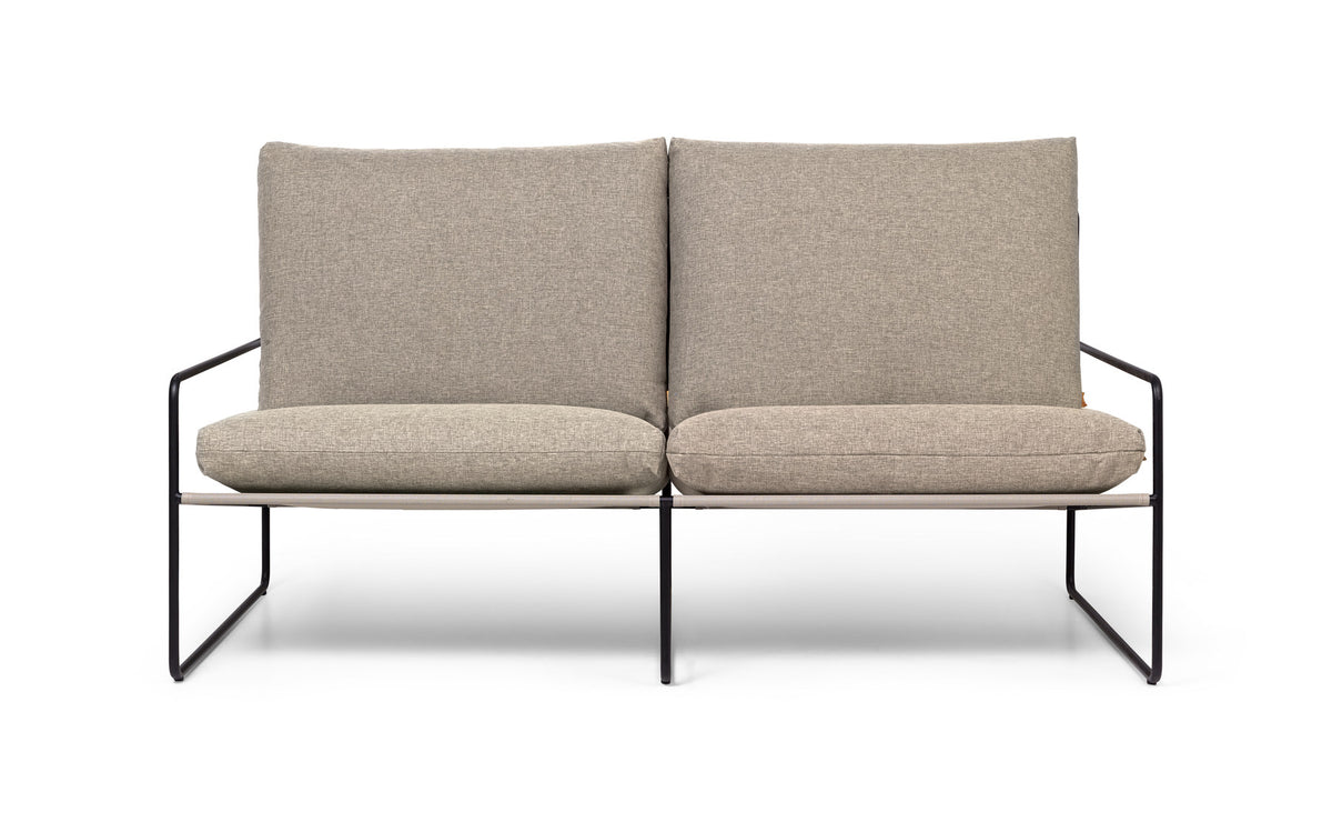 Desert 2-Sitzer - Dolce von Ferm Living: Outdoor-Sessel mit Armlehnen, Gestell aus Stahl, Sitzfläche aus Vinyl-Polyester-Gewebe in dunklem Sand.