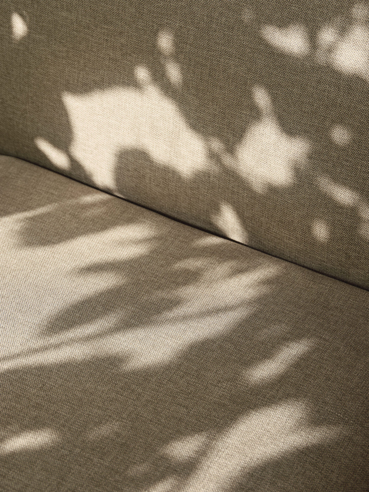 Desert 2-Sitzer - Dolce von Ferm Living: Outdoor-Sessel mit Armlehnen, Gestell aus Stahl, Sitzfläche aus Vinyl-Polyester-Gewebe in dunklem Sand.