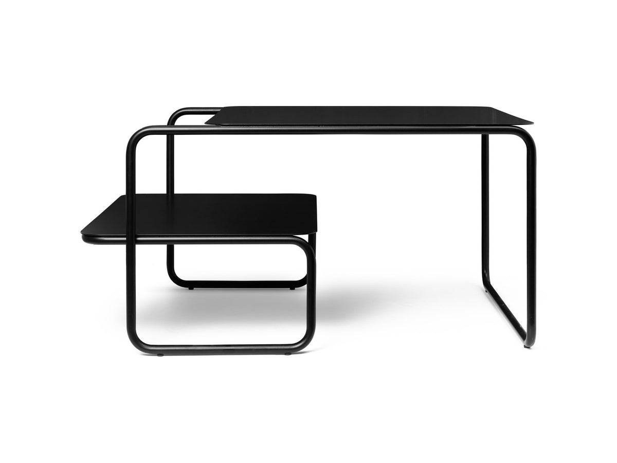 Level Couchtisch von Ferm Living aus pulverbeschichtetem Stahl in Schwarz, asymmetrisches Gestell mit zwei Ablageebenen, für innen und aussen.