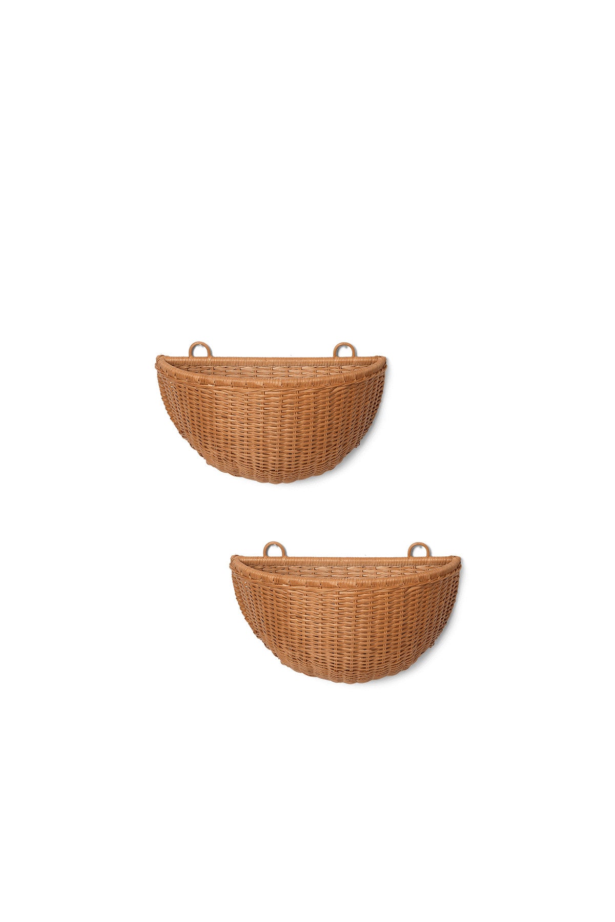 Geflochtene Wandtaschen 2er Set in Natur präsentiert im Onlineshop von KAQTU Design AG. Aufbewährungskörbe ist von Ferm Living