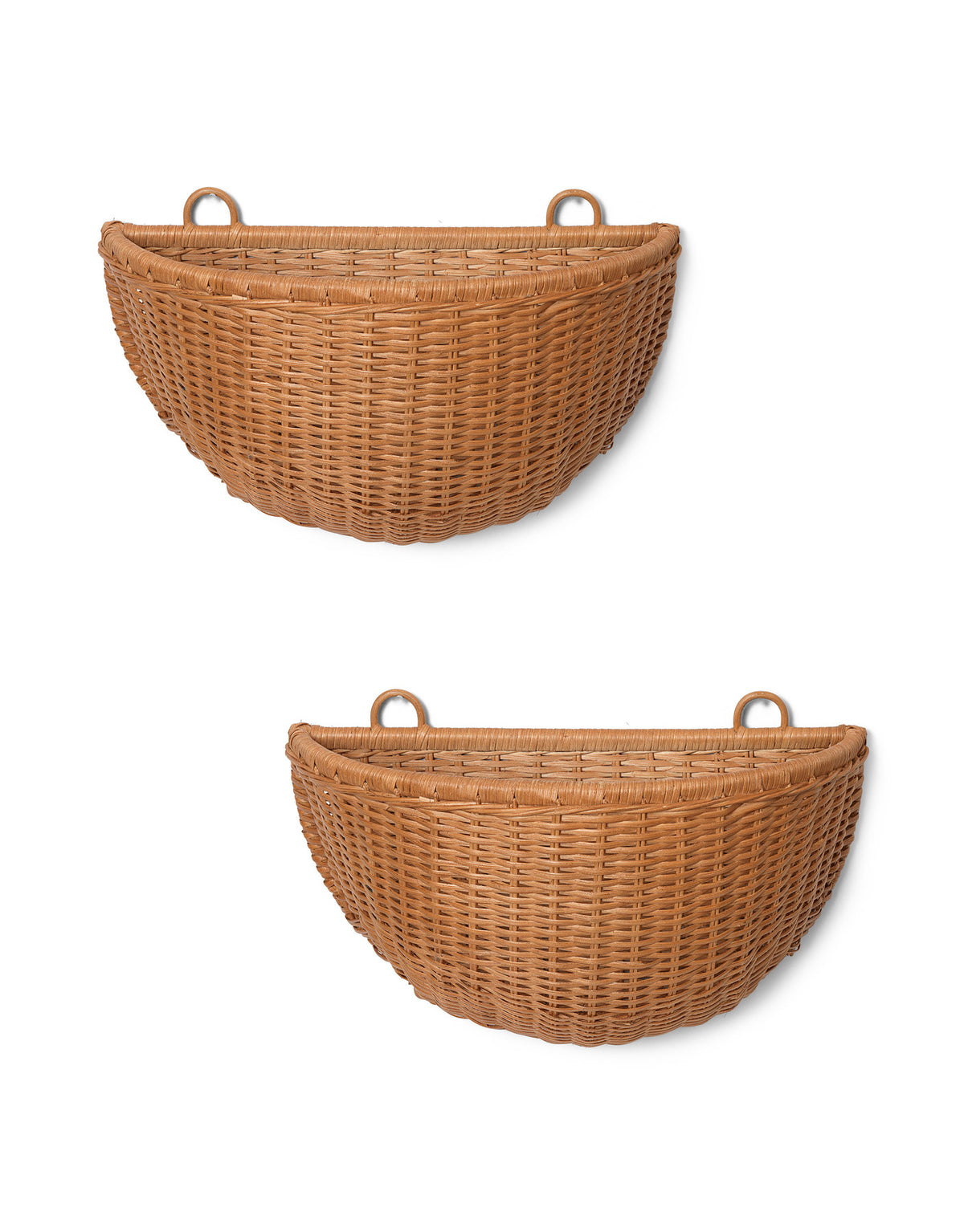 Geflochtene Wandtaschen 2er Set in Natur präsentiert im Onlineshop von KAQTU Design AG. Aufbewährungskörbe ist von Ferm Living