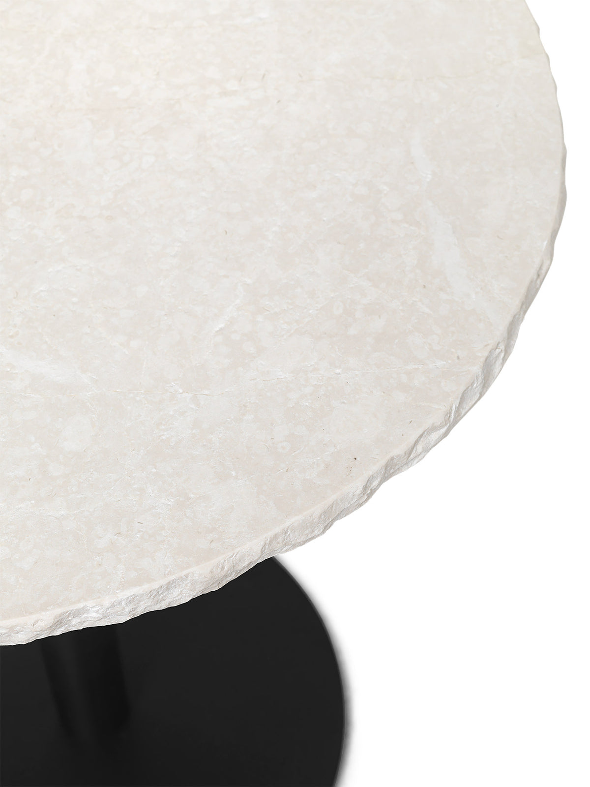 Mineral Cafétisch in Weiss / Schwarz präsentiert im Onlineshop von KAQTU Design AG. Esstisch ist von Ferm Living