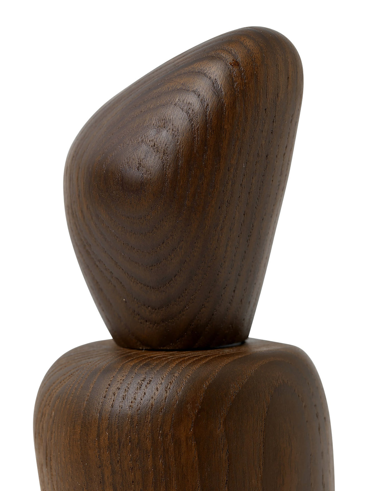 Cairn Mühle von Ferm Living aus dunkelbraunem, karbonisiertem Eschenholz mit organischer, runder Form, stehend auf einer Küchenarbeitsfläche.