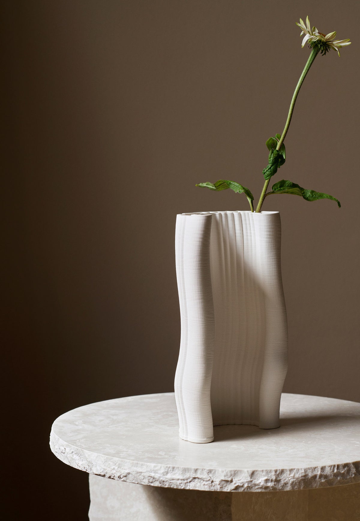 Moire Vase in Off-White präsentiert im Onlineshop von KAQTU Design AG. Vase ist von Ferm Living