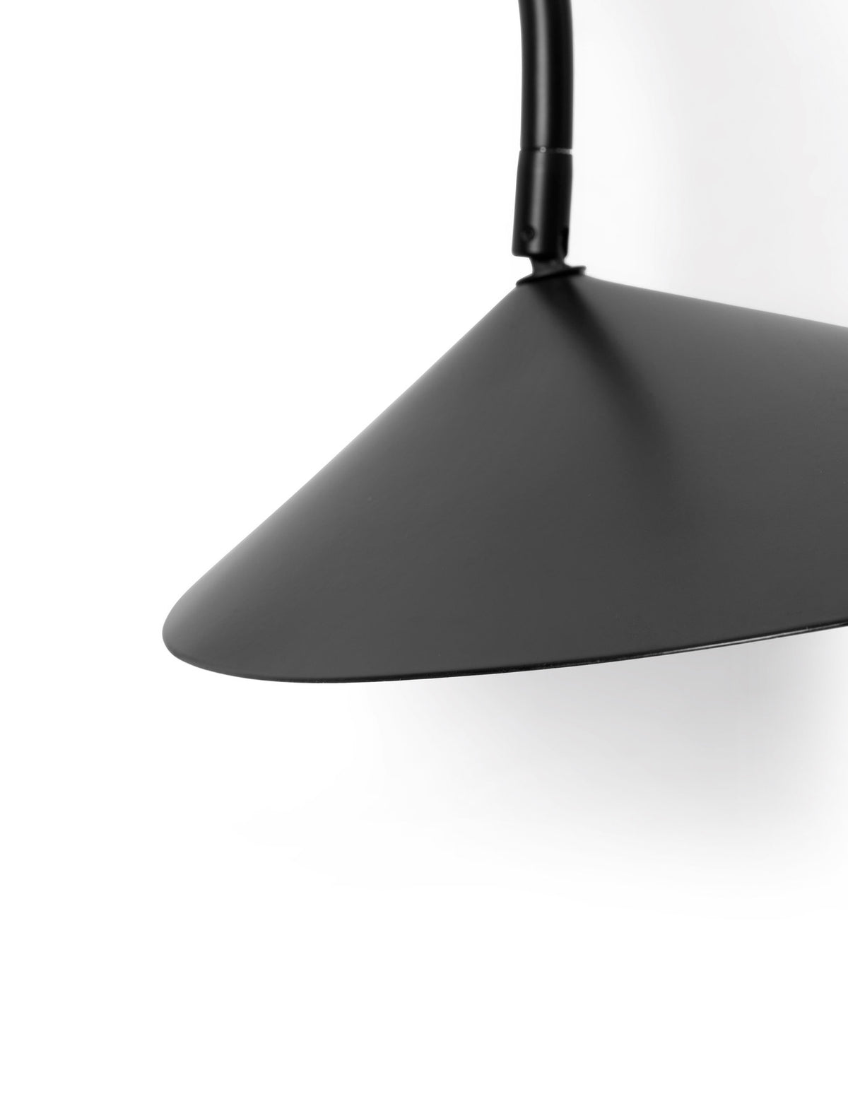 Arum Swivel Wandleuchte in Schwarz präsentiert im Onlineshop von KAQTU Design AG. Wandleuchte ist von Ferm Living