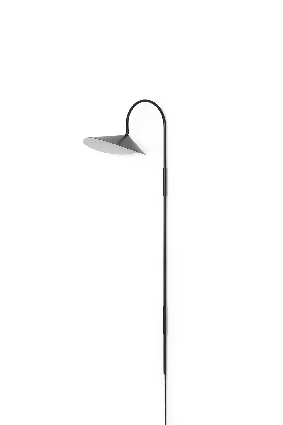 Arum Swivel Wandleuchte Hoch in Schwarz präsentiert im Onlineshop von KAQTU Design AG. Wandleuchte ist von Ferm Living