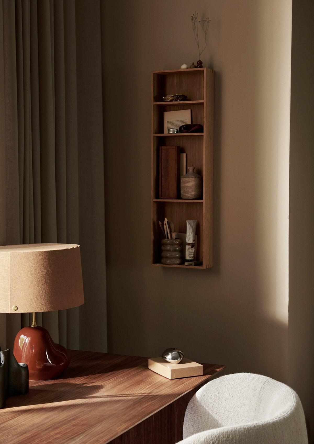 Bon Regal in Natur präsentiert im Onlineshop von KAQTU Design AG. Wandregal ist von Ferm Living