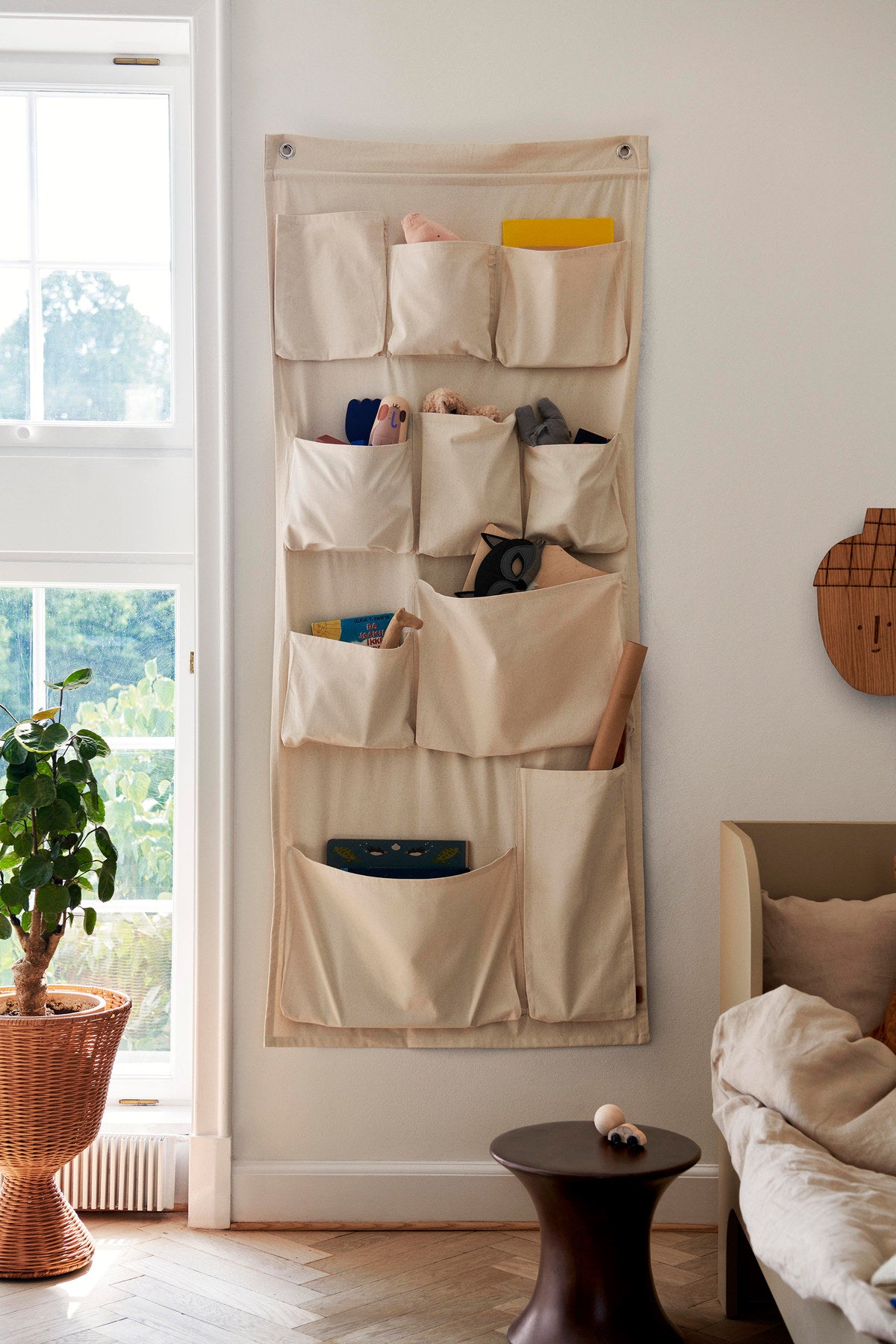 Canvas Wandtasche XL in Off-White präsentiert im Onlineshop von KAQTU Design AG. Pinnwand ist von Ferm Living