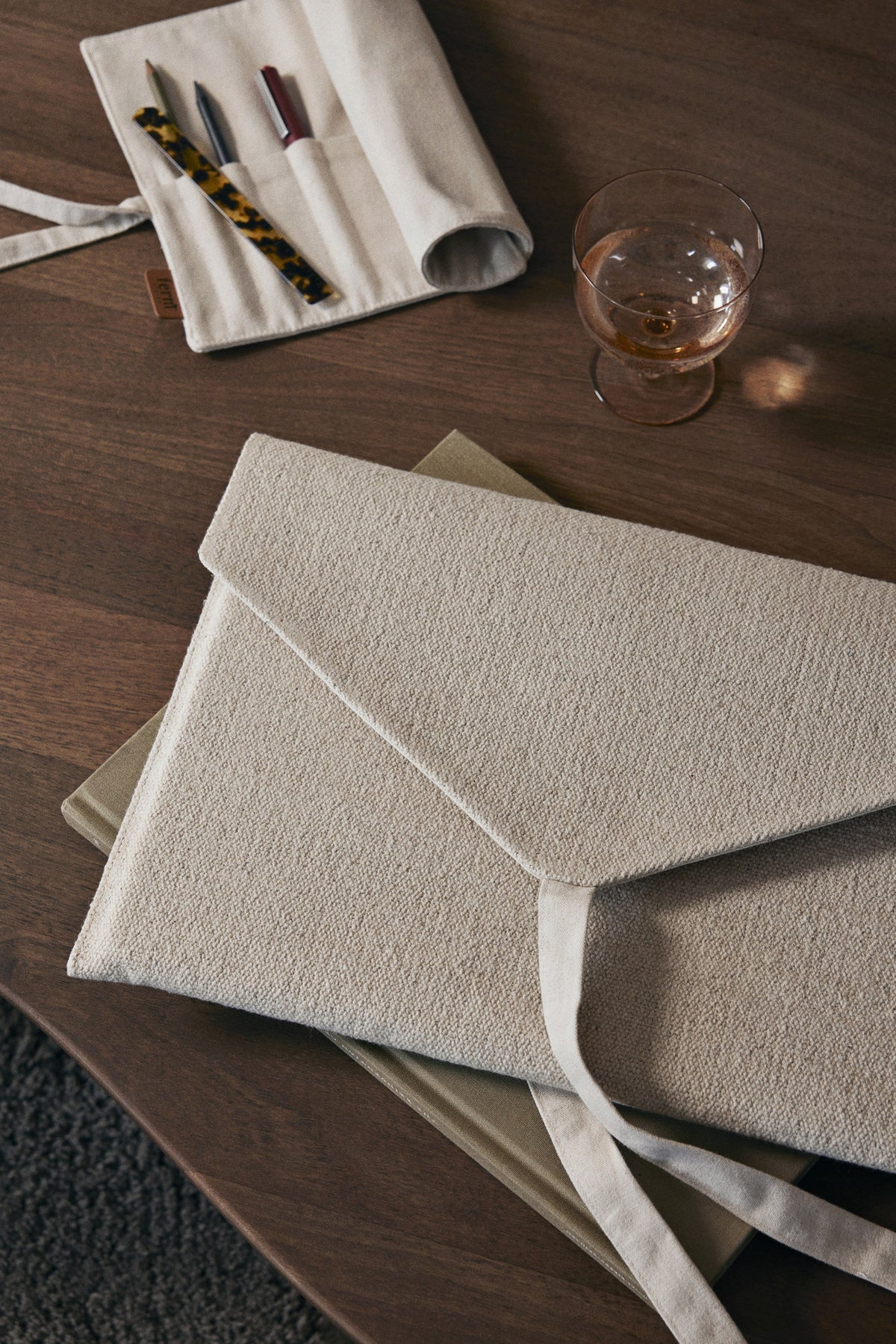 Ally Laptoptasche in Off-White präsentiert im Onlineshop von KAQTU Design AG. Büromaterial ist von Ferm Living