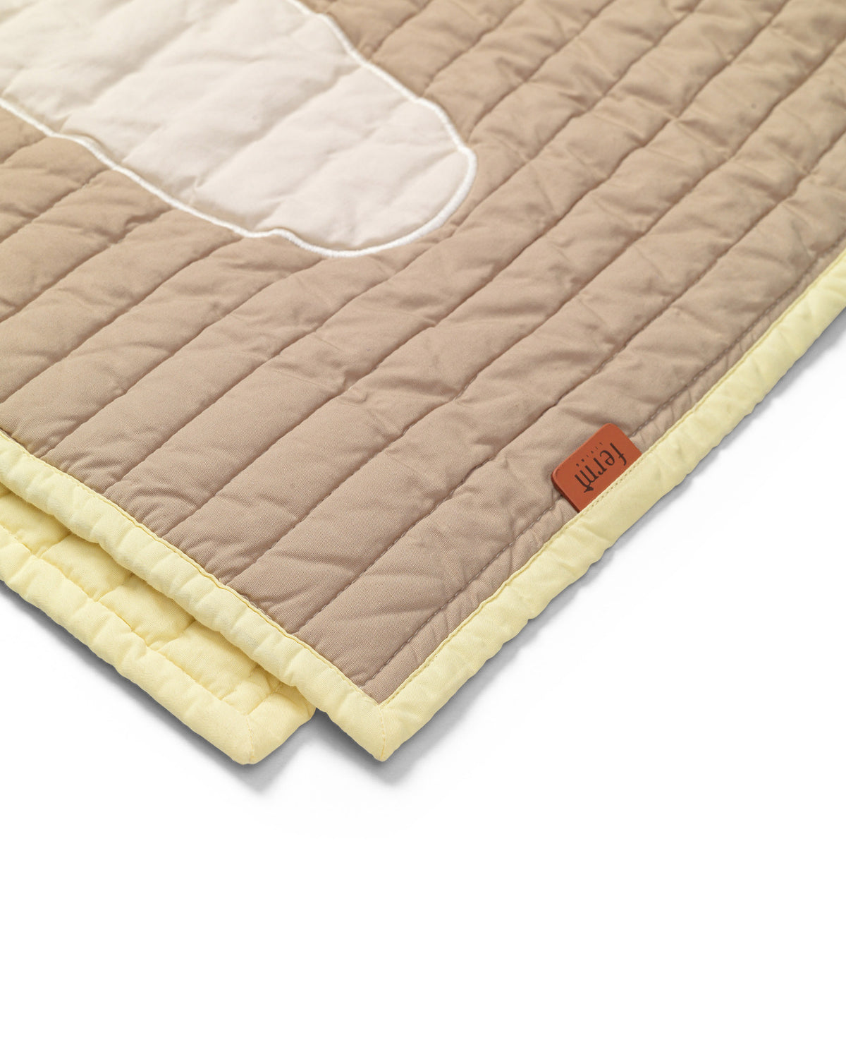 Bird Steppdecke in Sand präsentiert im Onlineshop von KAQTU Design AG. Wolldecke ist von Ferm Living