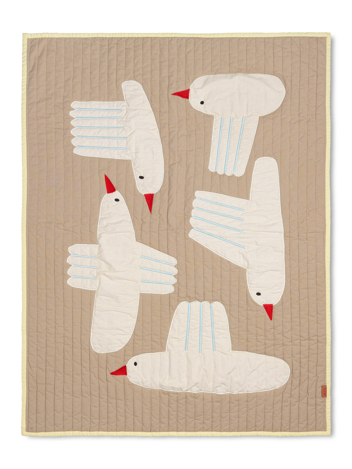 Bird Steppdecke in Sand präsentiert im Onlineshop von KAQTU Design AG. Wolldecke ist von Ferm Living
