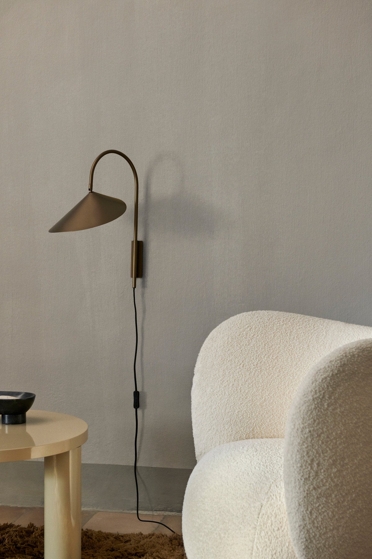 Arum Swivel Wandleuchte in Bronze präsentiert im Onlineshop von KAQTU Design AG. Wandleuchte ist von Ferm Living