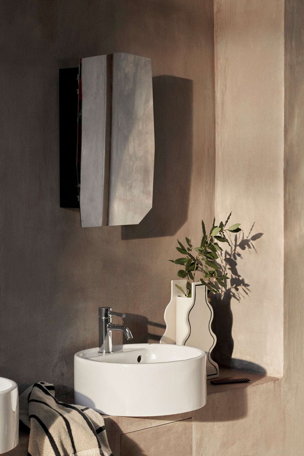 Shard Spiegelschrank in Silber präsentiert im Onlineshop von KAQTU Design AG. Wandspiegel ist von Ferm Living