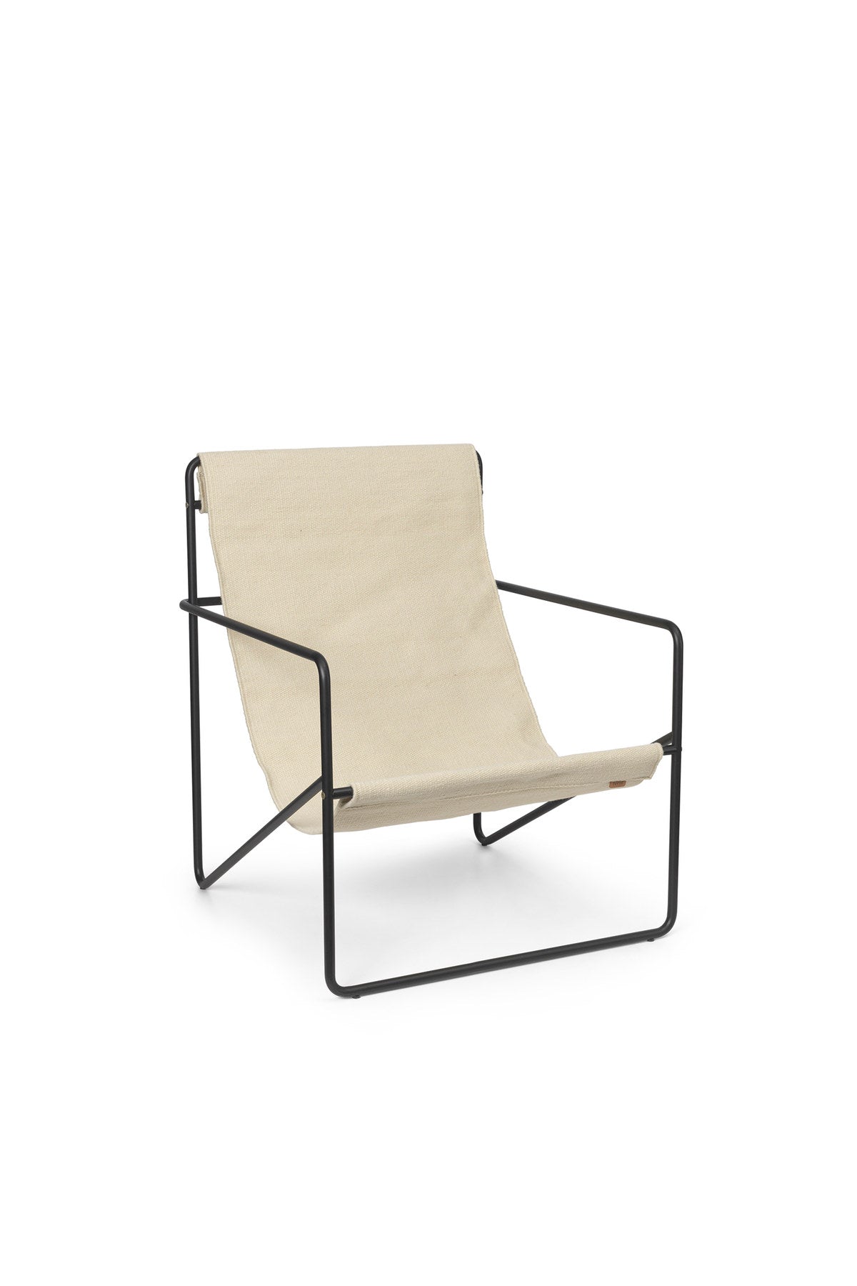 Desert Loungestuhl in Black/Cloud präsentiert im Onlineshop von KAQTU Design AG. Outdoor-Sessel mit Armlehnen ist von Ferm Living
